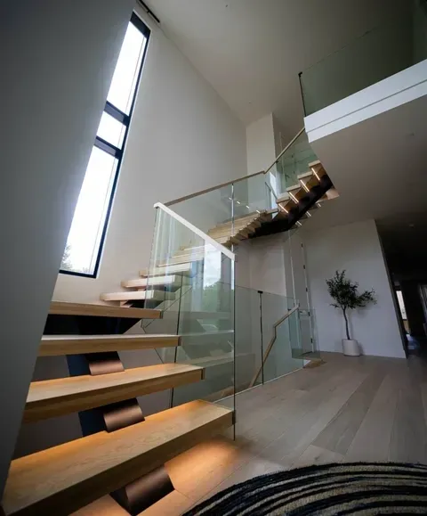 Glass Tread Cantilevered Systems in Toronto, ON